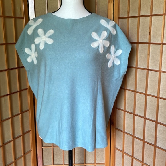Aedan Sweater Sleeveless Seafoam White Flowers Sweater - Picture 1 of 11